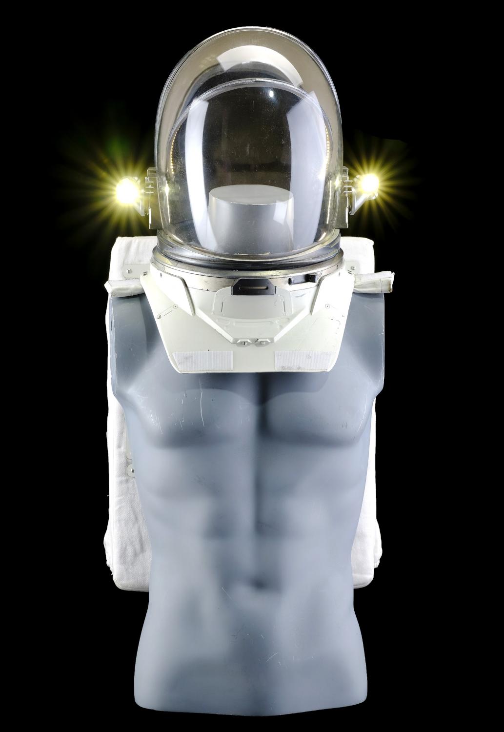 grant-kelly-space-helmet-and-life-support-backpack-with-nasa-patch