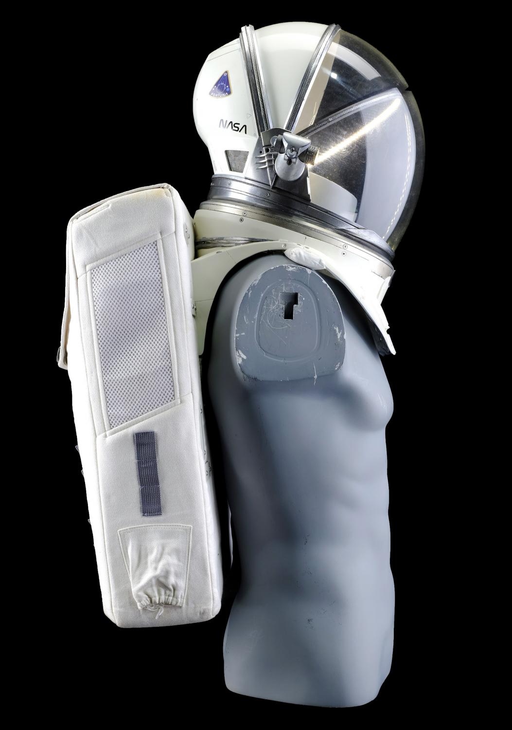 grant-kelly-space-helmet-and-life-support-backpack-with-nasa-patch