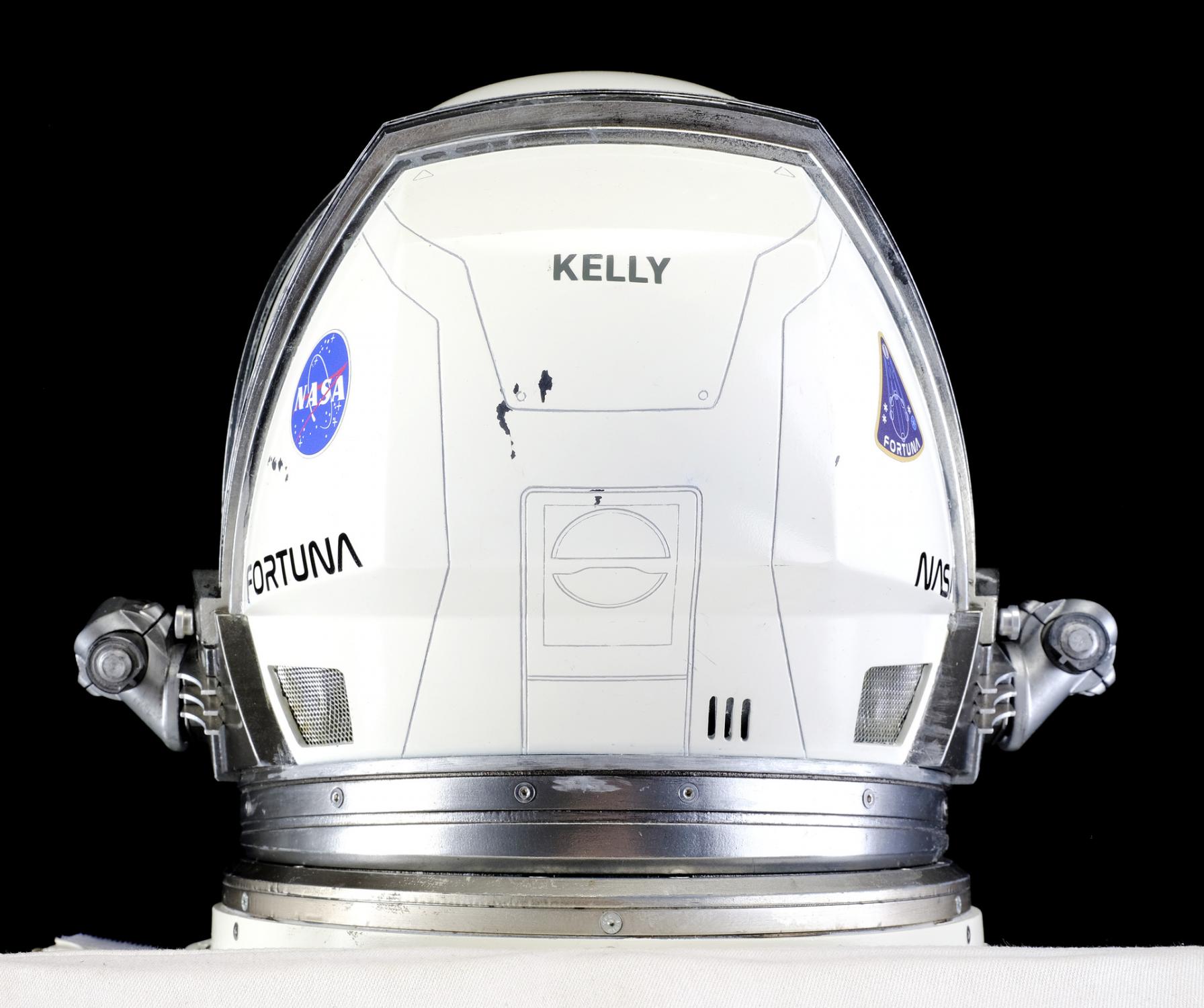 grant-kelly-space-helmet-and-life-support-backpack-with-nasa-patch