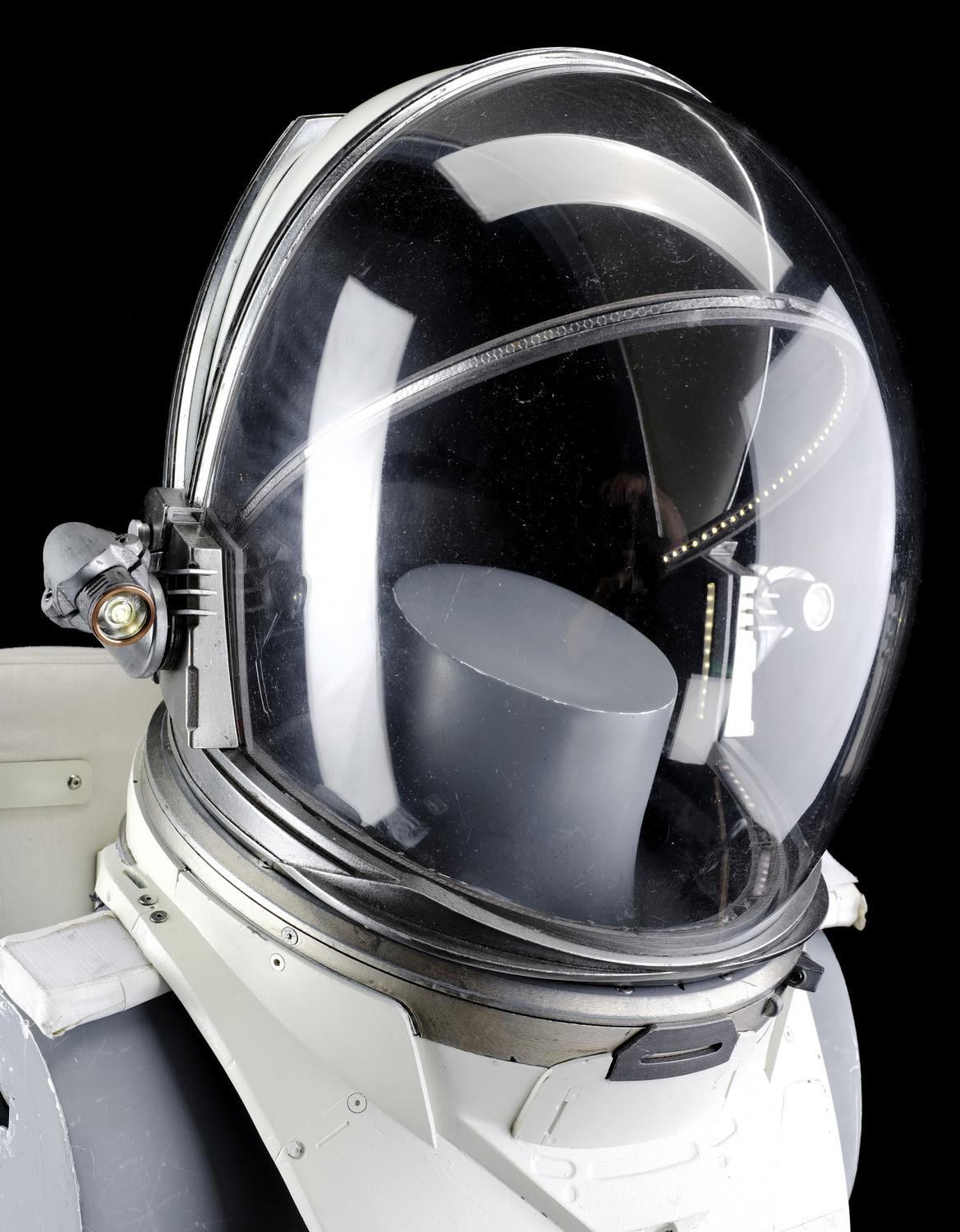 grant-kelly-space-helmet-and-life-support-backpack-with-nasa-patch